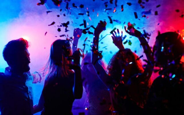 Feste di 18 anni in discoteca, da quando si potranno fare?
