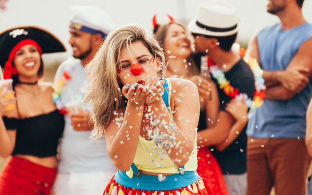 Idee e consigli su come organizzare una Festa di 18 Anni a Carnevale