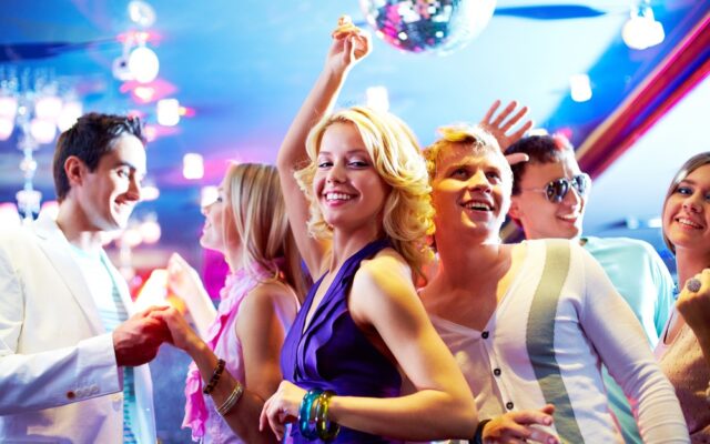 DJ set personalizzato: Come scegliere il DJ giusto per la tua festa di 18 anni a Milano