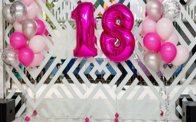 Decorazioni per la festa dei 18 anni nel 2026: tendenze, idee e quanto spendere