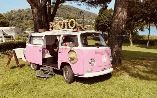 Tenerezza e Foto Meravigliose per la Festa dei 18 Anni a Milano con il photobus rosa