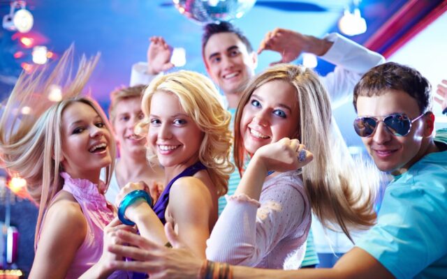 Tu hai 18 anni, metà classe no: come si organizza una festa che funziona per tutti
