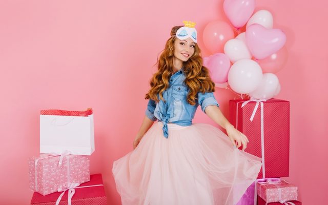 Cosa mettersi al tuo diciottesimo (e come dare un dress code senza sembrare esagerato)